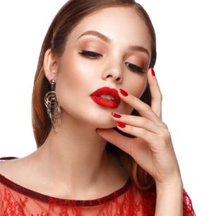Modne paznokcie do czerwonej sukienki – te pomysły na manicure są ponadczasowe!