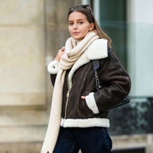 Markowe kurtki damskie są teraz na wyprzedaży. Wybrałyśmy najmodniejsze modele, które kupisz taniej w Black Friday 2022