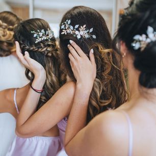 Fryzury na wesele, które zrobisz w 10 minut. Odkryj stylowe i eleganckie upięcia