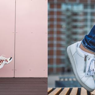 Sneakersy damskie w stylizacjach codziennych i eleganckich. Zobacz, jak modnie nosić buty sportowe!