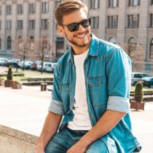 Modne jeansy męskie 2020 - jakie fasony są teraz na topie?