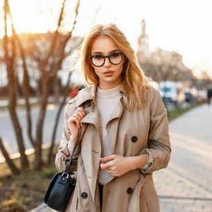 Trencz - stylizacje na sezon 2020 z beżowym płaszczem w roli głównej