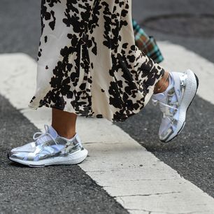 Najmodniejsze sneakersy damskie na wiosnę 2024: białe, za kostkę, a może chunky? Przegląd inspiracji