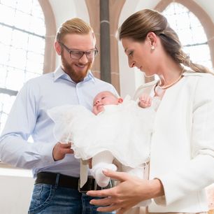 Nie wiesz, jak się ubrać na chrzest 2024? Te eleganckie stylizacje to najlepszy wybór. Zadasz w nich szyku