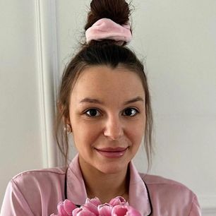 Jeansy ze sznureczkami to hit Instagrama. Nogawki możesz związać na dwa sposoby