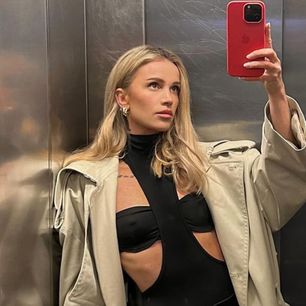 Jedna bluzka, a tyle możliwości stylizacyjnych. Maffashion i Mercedes przewidują trend na „koszulę z szarfami”
