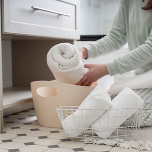 Wiecznie masz bałagan w łazience? Te trzy sposoby pozwolą ci go ogarnąć w 5 minut