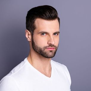 Najmodniejsze fryzury męskie 2024: pompadour, buzz cut i inne. Przegląd najlepszych cięć dla facetów