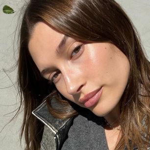 Hailey Bieber lansuje nowy pielęgnacyjny trend, który odmieni twoją skórę. To nowy kanon piękna