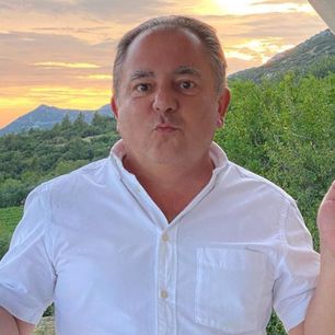 Zaglądamy do szafy Makłowicza. Te trzy koszule w jego stylu powinien mieć każdy facet na wiosnę i lato 2023
