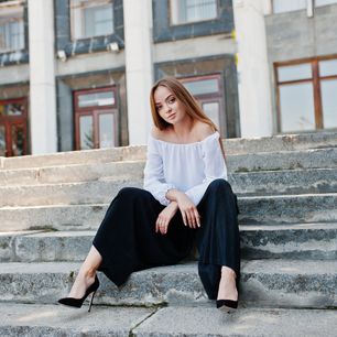 Spodnie dzwony w stylizacjach, które wiosną skompletujesz za grosze. Koleżanki oniemieją z zachwytu