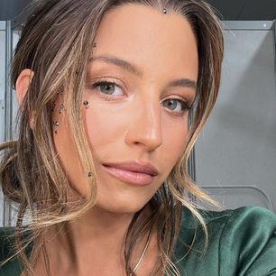 Wieniawa wystrojona w mini spaceruje po Warszawie. Fani: „chcesz być jak Hailey Bieber"