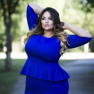Stylizacje na wesele dla puszystych 2022 – najmodniejsze propozycje dla kobiet plus size!
