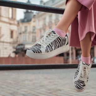 To najmodniejsze buty sportowe damskie na lato 2024: od lekkich tenisówek po pastelowe adidasy
