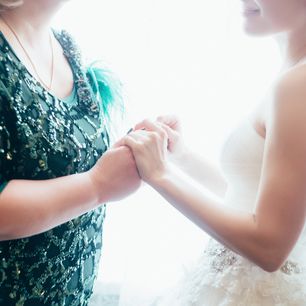 Szukasz eleganckiej sukienki na wesele dla mamy? Sezon ślubny 2024 należy do tych modeli