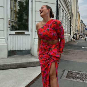 Sukienka na jedno ramię w stylizacjach. Jak ją nosić na co dzień i na specjalne okazje?