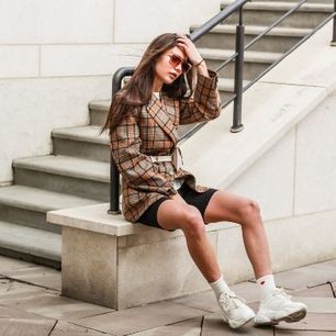 Ten look pokochał cały świat! Zobacz, o jaki trend chodzi i zainspiruj się stylem influencerek