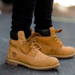 Timberki w stylizacjach damskich i męskich. Jak modnie nosić buty Timberland i trapery innych marek?