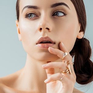Modna biżuteria na wiosnę i lato 2021. TOP 7 propozycji, które dodadzą blasku Twoim stylizacjom