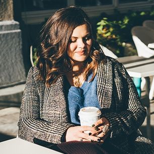 Moda plus size i trendy jesień-zima 2020/2021. Odkryj modne ubrania dla puszystych na ten sezon!