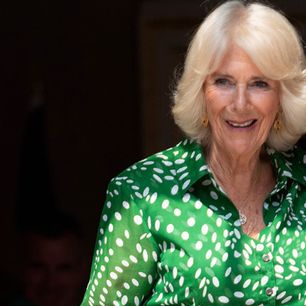 Królowa Camilla uwielbia ten model sukienki. Strzał w dziesiątkę dla dojrzałych