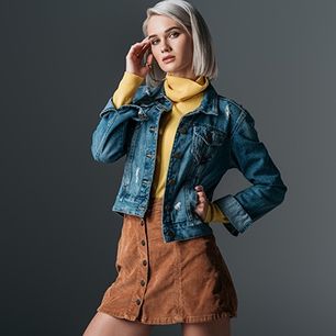 Sztruksowa spódnica w modnych stylizacjach na różne okazje. Zobacz, jak ją nosić!