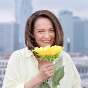 Drzyzga w sukience maskującej brzuszek. To nowy hit 50-latek na jesień