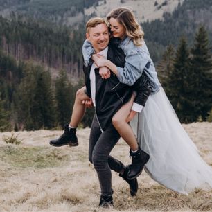 Czy kurtka do sukni ślubnej to dobry pomysł? Jeśli tak, to jakie modele wybrać do ołtarza?