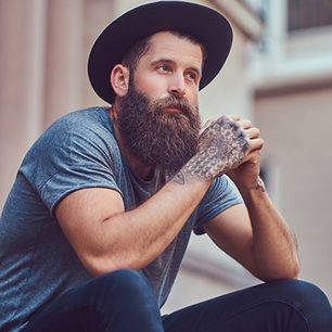 Modne T-shirty męskie – te markowe koszulki z nadrukiem i gładkie będą idealne na lato!