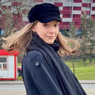 Tę czapkę Sanah włożyła do trencza. Natychmiast stała się hitem wiosny