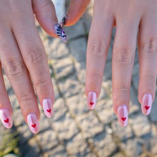Nie ma sobie równych. Ten manicure przebije wszystkie inne wzory na paznokcie walentynkowe w 2024 roku