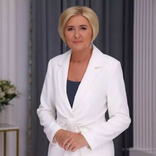 Agata Duda w nowej fryzurze zadaje szyku w przeboju jesiennych kolecji. 50-letnie Polki powinny brać przykład?