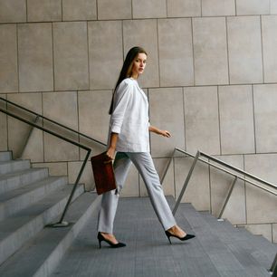„Office core”, czyli trend, który zdominuje wiosnę 2024. Jak ubierać się w biurowym stylu?