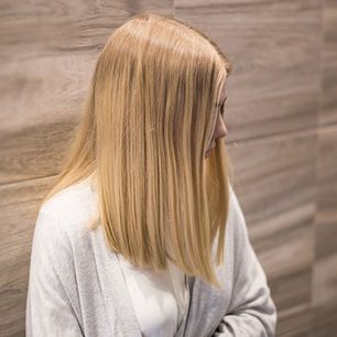 Jak nadać włosom blask i objętość?