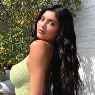 Monika Chwajoł jak z klanu Kardashians. Włożyła sukienkę, która będzie hitem lata. Kolor dodaje klasy