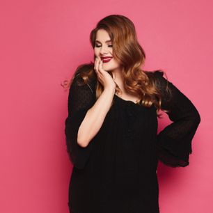 Najmodniejsze sukienki plus size 2022. Przegląd stylowych fasonów dla puszystych