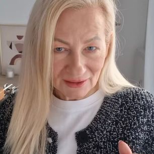 „Babcia” szafiarka pokazuje trzy stylizacje z hitowymi spodniami baggy. 50-latki powinny obejrzeć