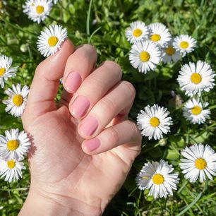 Najmodniejsze wzory na paznokcie wiosną 2024. Na punkcie tego manicure oszaleją Polki