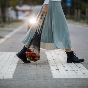 Stylizacje z plisowaną spódnicą – zobacz propozycje zestawów na każdą okazję