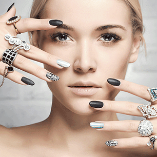 Najmodniejsze paznokcie na sylwestra 2021/2022. Sprawdź pomysły na kobiecy sylwestrowy manicure!