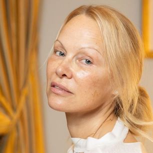 Koniec z laminacją. Wracają brwi „na Pamelę Anderson”