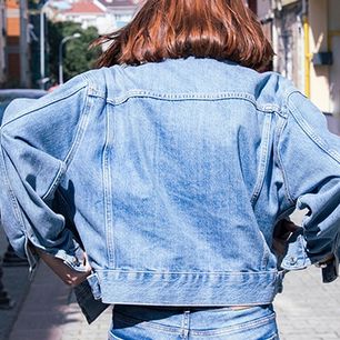 Kurtka jeansowa - stylizacje na lato 2021, które pokochasz!