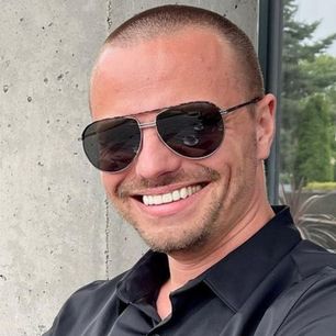 Hakiel nosi to zamiast T-shirtu. Fani komentują: „Przystojniaczek”