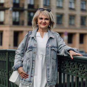 Doradzam 64-letniej mamie, z czym nosić jeansową kurtkę. Spodobał jej się jeden pomysł