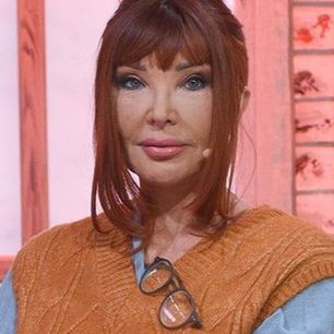 “Babcina” kamizelka to hit. Z czym nosić model, w którym chodzi ostatnio Eva Minge?