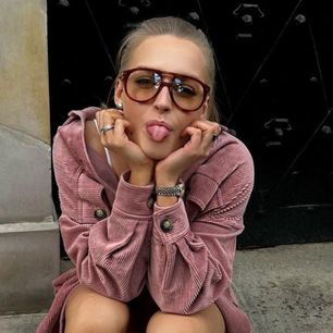 Gwiazdy mają słabość do butów tej marki. Karolina Pisarek i Jennifer Lopez noszą ten sam model