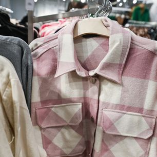 Stylizacje z damską koszulą w kratę. Zobacz top 5