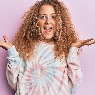 Stylizacje z ubraniami tie-dye i ombre – jak nosić modne farbowane koszulki, dresy i sukienki
