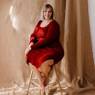 Wybieramy sukienki dla puszystych z dużym brzuchem. Z naszą pomocą znajdziesz idealny model plus size
