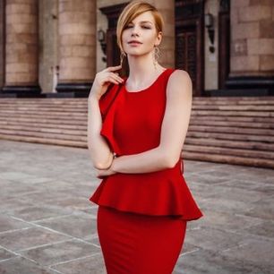 TE sukienki na wesele czerwone będą najlepszym wyborem. Zobacz 5 najbardziej kobiecych modeli!